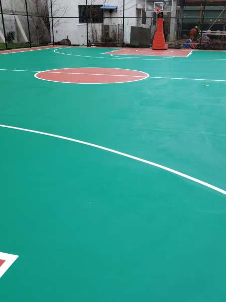 昆明 球场长期使用易出现地面开裂